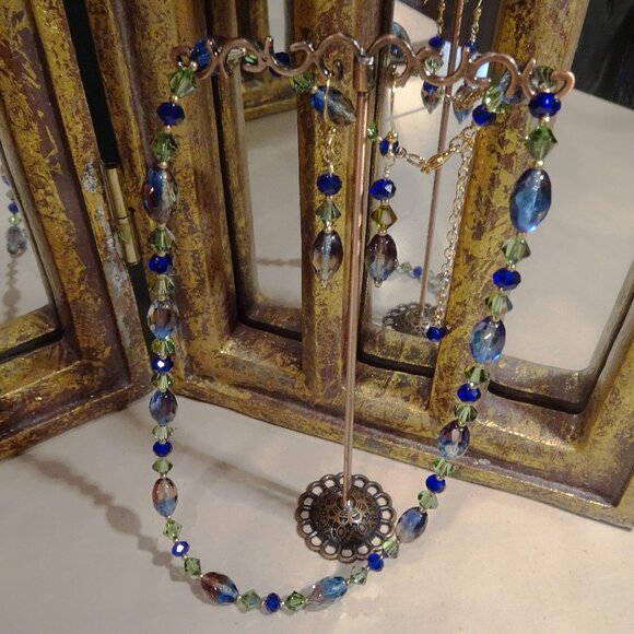 Artisanal necklace/earring set designed around rice beads and crystals - Picture 5 of 9